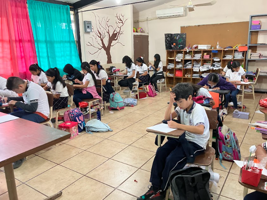 Alumnos realizando una actividad asignada por los expositores 