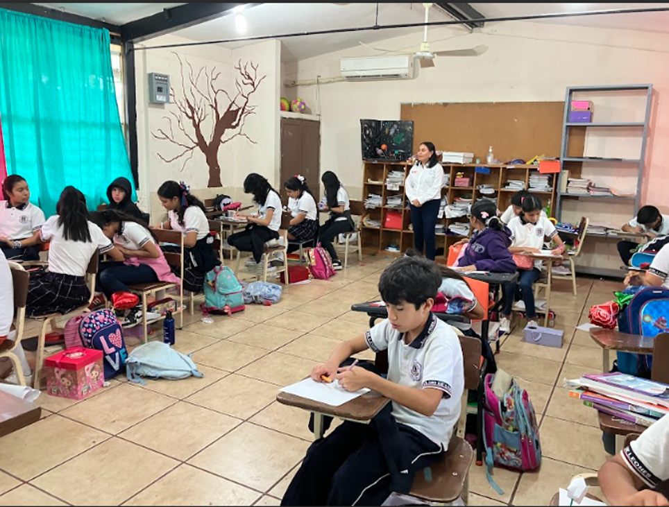 Alumnos realizando la actividad 