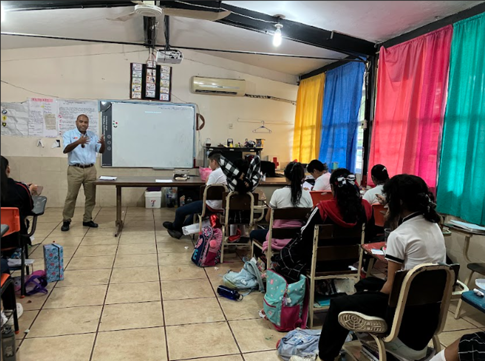 Exposición de los temas, alumnos escuchando 