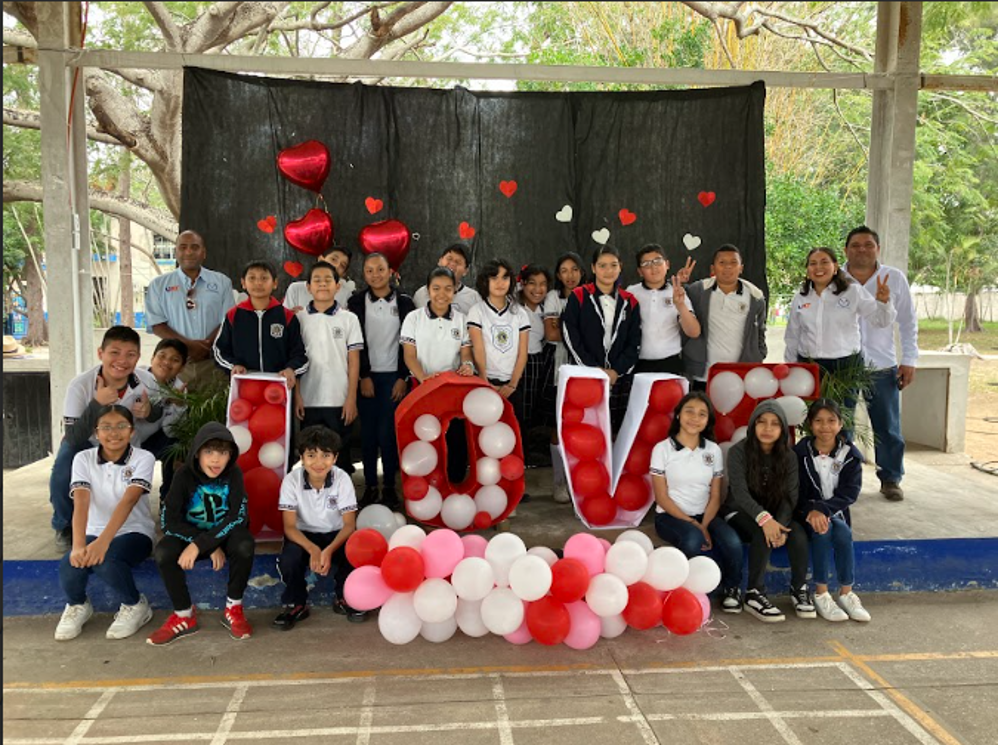 Fotografía con los alumnos asistentes a la conferencia y los expositores