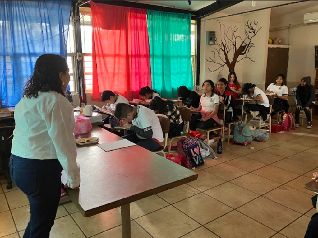 Expositor dando indicaciones a los alumnos 