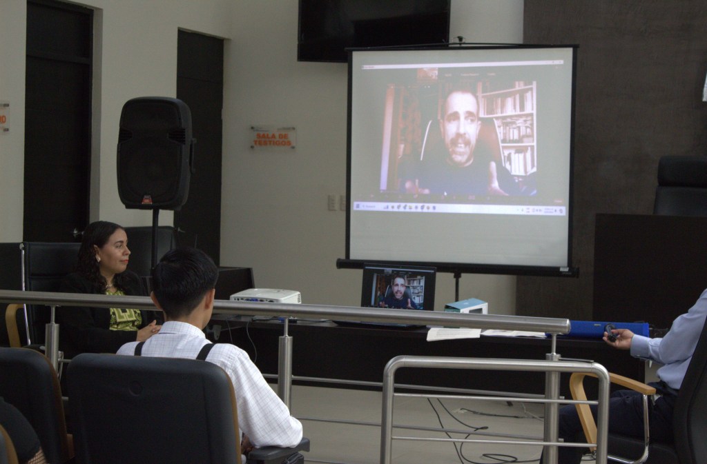 Pantalla con el ponente, el Dr. Alejandro Barranquero Carretero