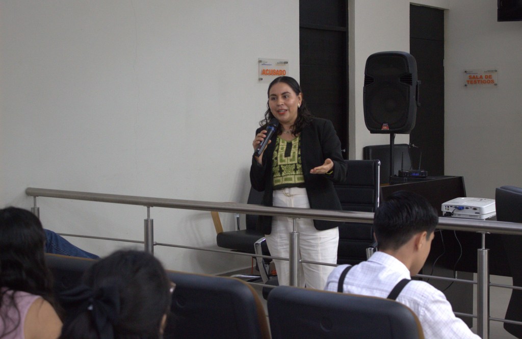 Dra. María Consuelo Lemus Pool dando la bienvenida