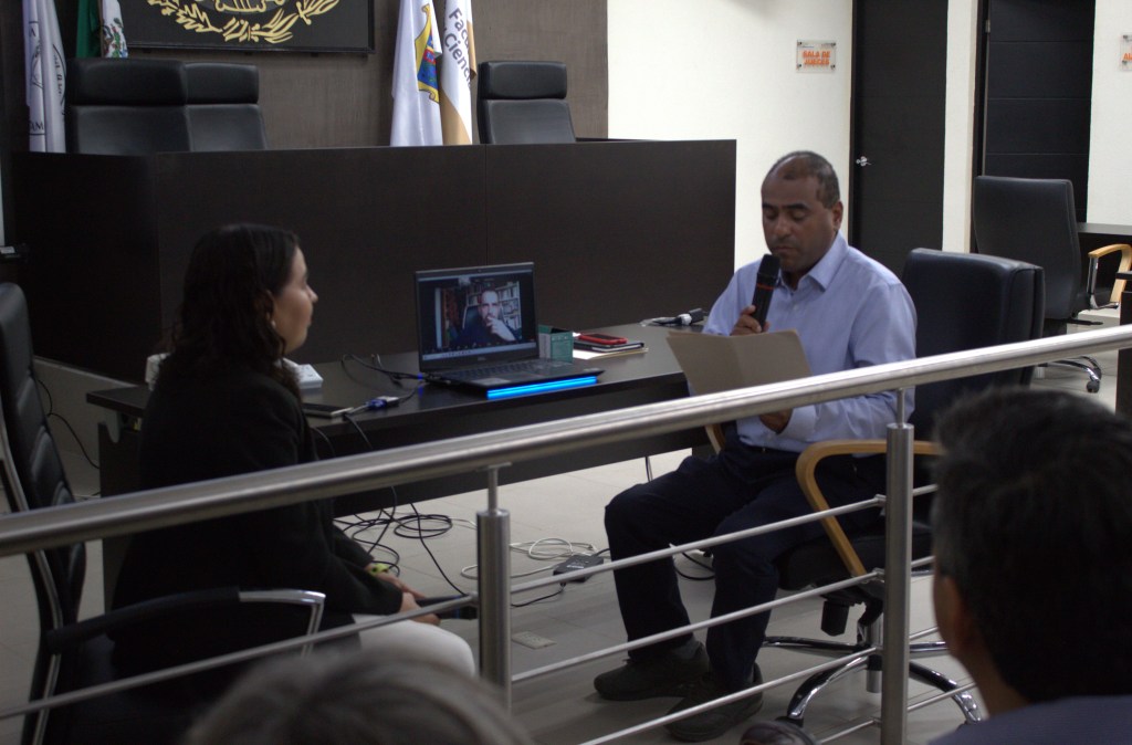Dr. César Bárcenas Curtis leyendo la contancia de participación del ponente
