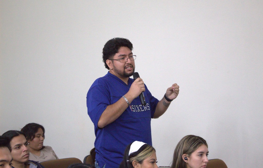 Un estudiante participando