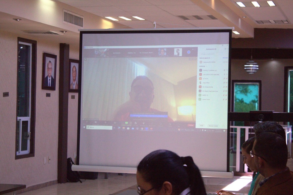 Pantalla de Zoom con el ponente, el Dr. Luis Josué Lugo 