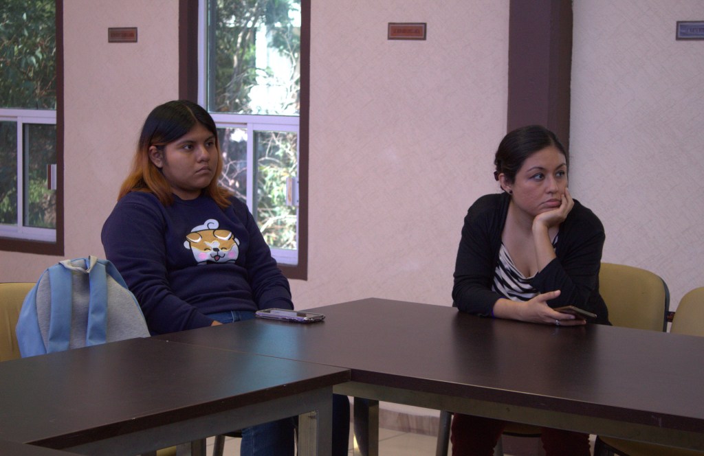 Dos estudiantes que asistieron a la conferencia