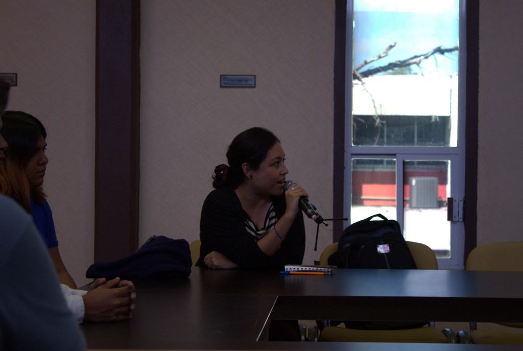 Estudiante participando 