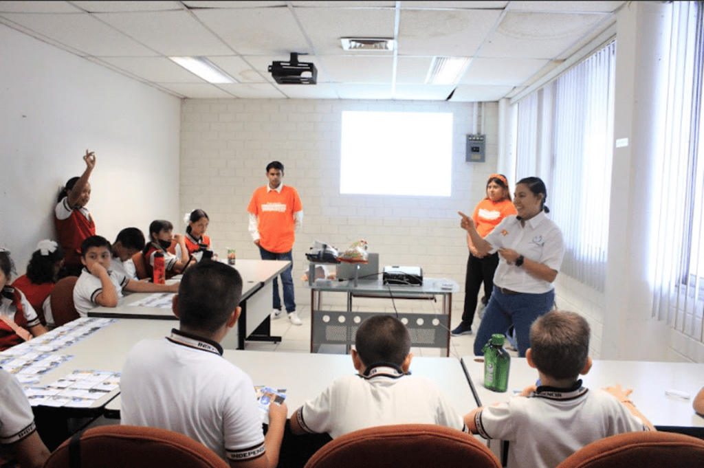 Inicio de la dinamica, niños recibiendo las instrucciones del expositor 