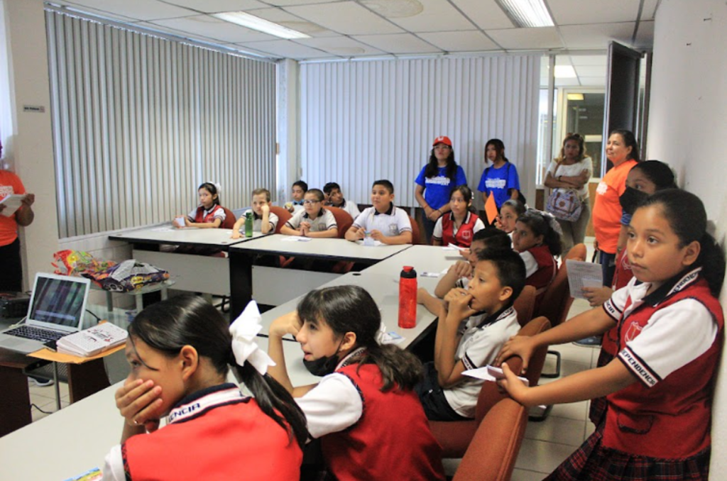Niños y niñas mirando un video 