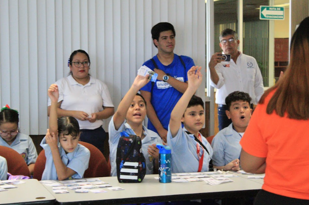 Niños y niñas levantando la mano para pedir participar 