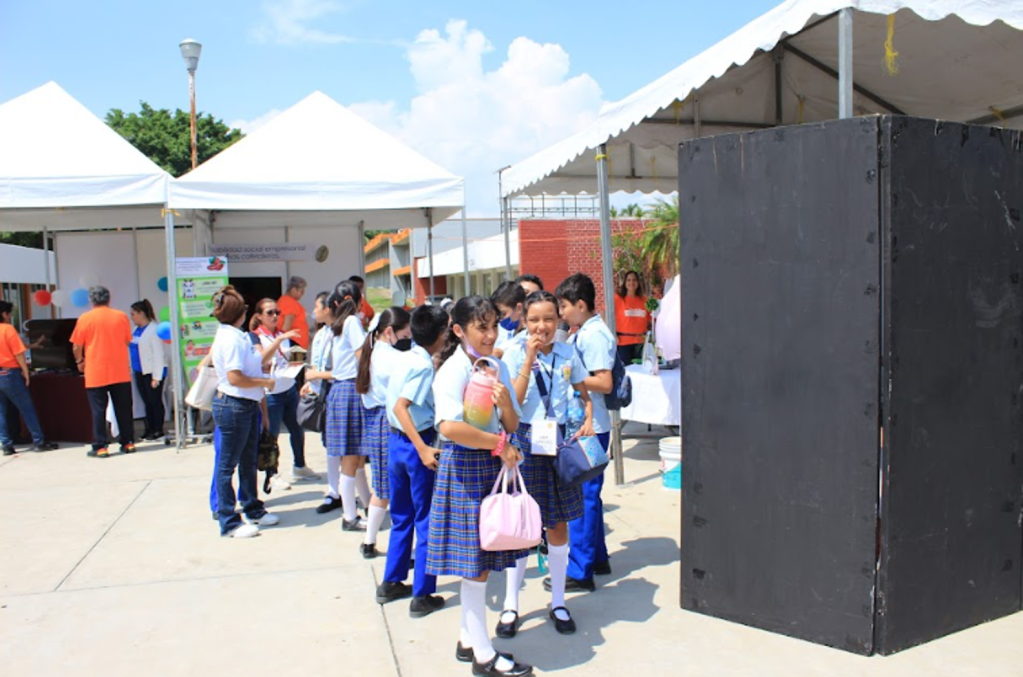 Niños y niñas llegando al lugar del evento 