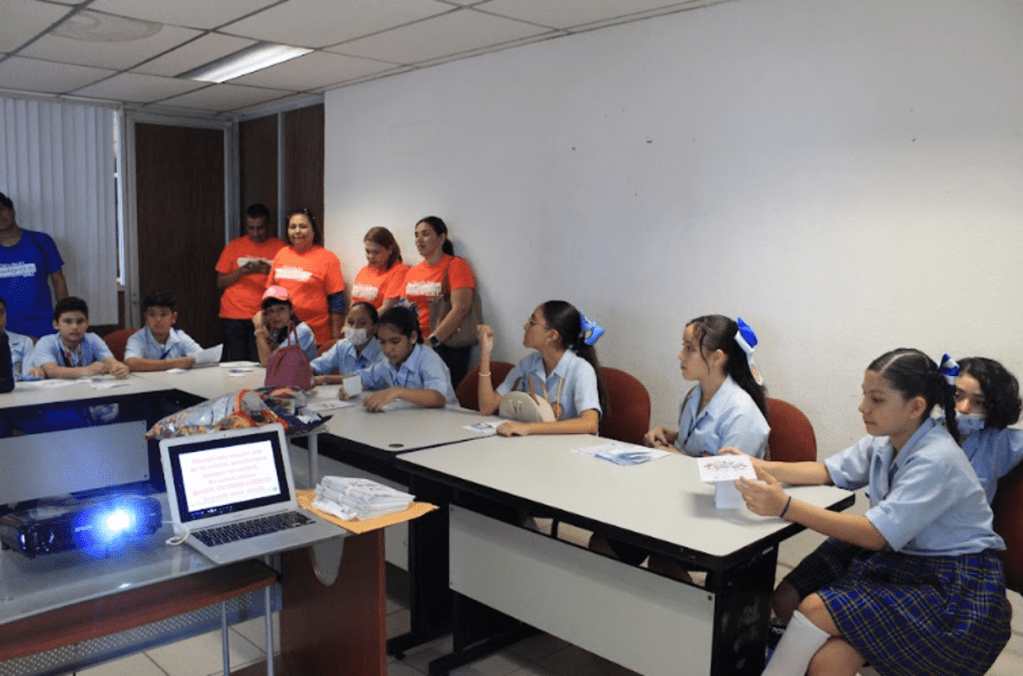 Niñas y niños haciendo la dinamica 