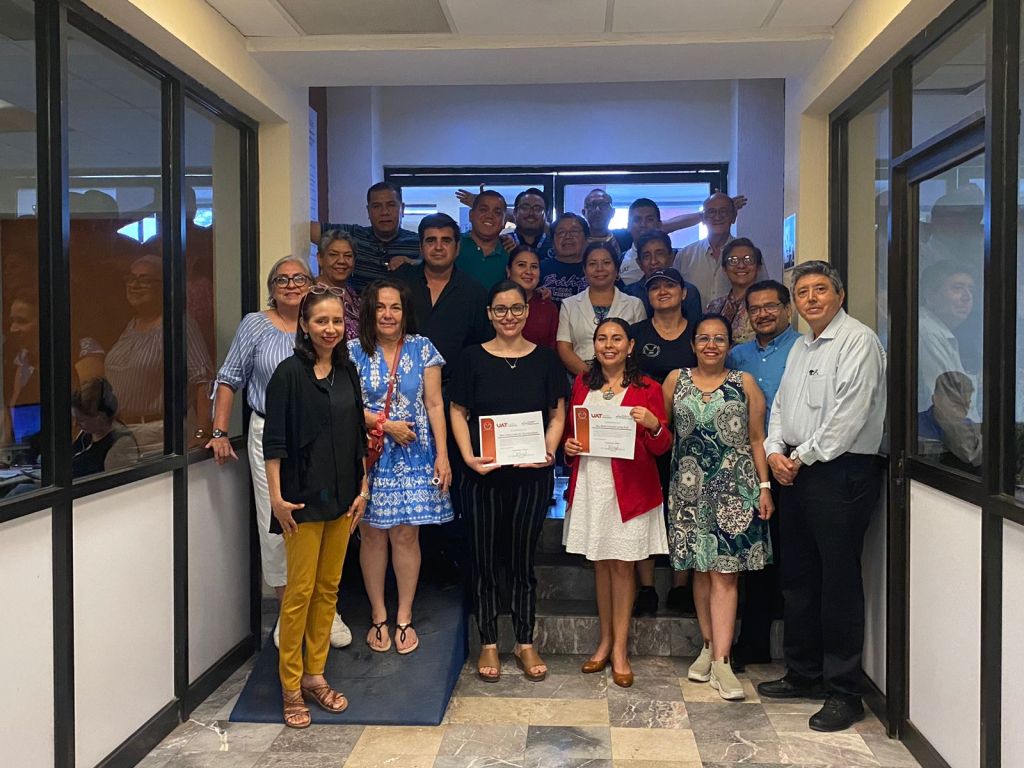 Asistentes al curso de Inteligencia Artificial con la Dra. María Consuelo Lemus Pool y Mtra. Rebeca Marilyn Ríos Rodríguez, ponentes.