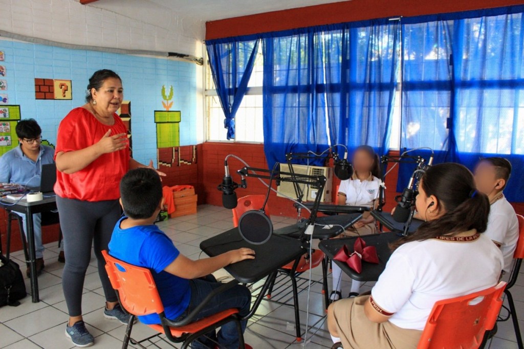 Mtra. Arely Millán explicando el taller de Radio comunitaria a los participantes 