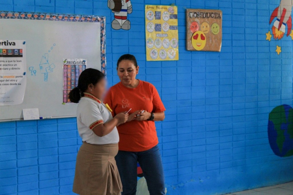 Dra. Consuelo Lemus y alumna realizando la actividad del taller 