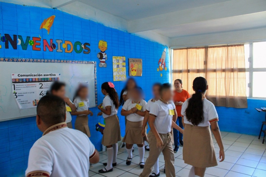 Dra. Consuelo Lemus y alumnos realizando la actividad del taller 