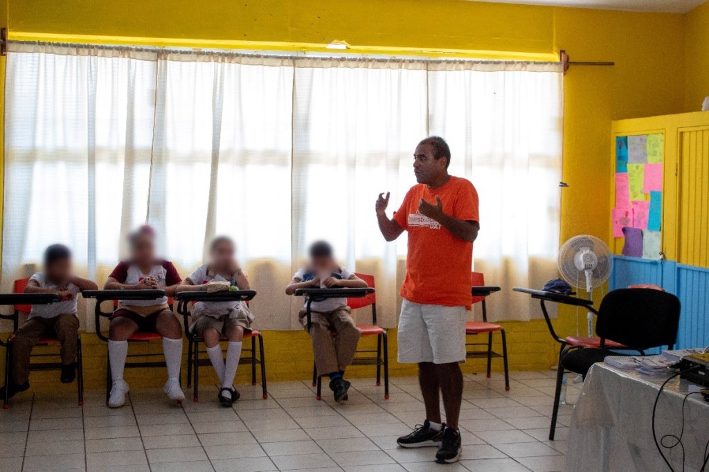 Dr. César Bárcenas dando explicacion del taller 