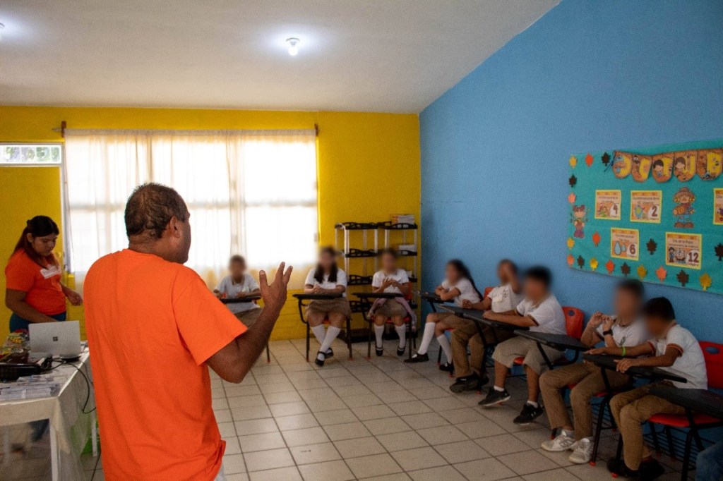 Dr. César Bárcenas exponiendo el tema, alumnos prestando atención 