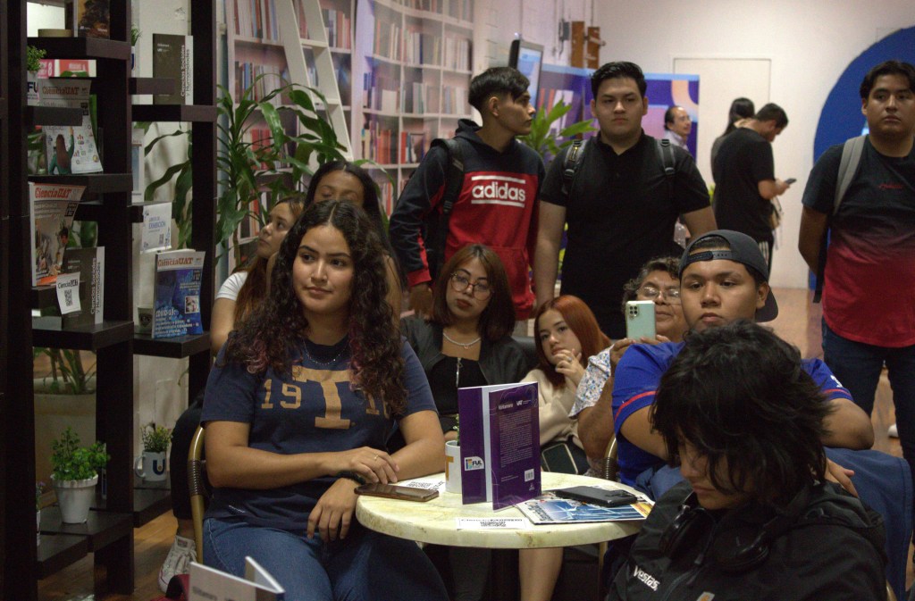 Asistentes en la presentación de los libros en la sección de la FUL "Café con autor"