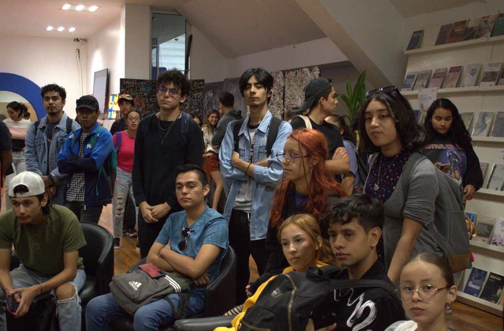 Asistentes en la presentación de los libros en la sección de la FUL "Café con autor"