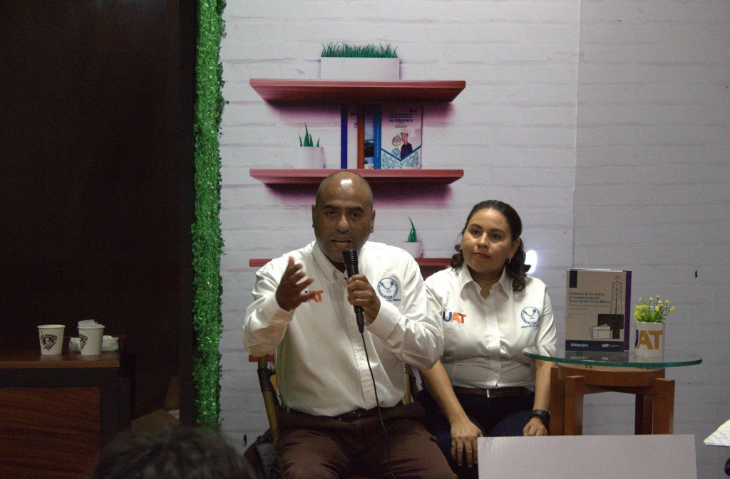 El Dr. César Bárcenas Curtis como comentarista y la autora de los libros la Dra. María Consuelo Lemus Pool