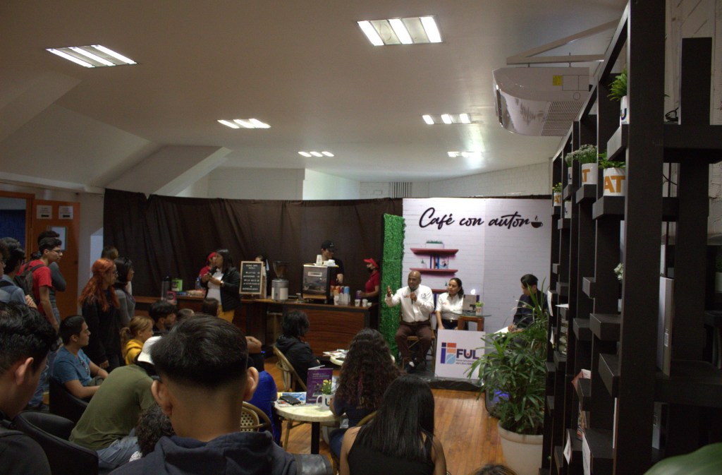 Asistentes en la presentación de los libros en la sección de la FUL "Café con autor"