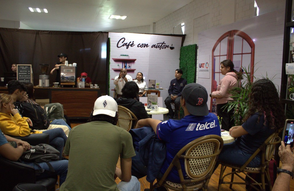 Asistentes en la presentación de los libros en la sección de la FUL "Café con autor"