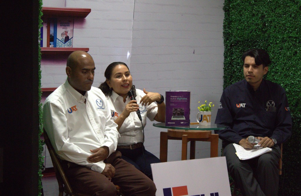 El Dr. César Bárcenas Curtis y José Luis Ender Velarde como comentaristas en la presentación del libro de la Dra. María Consuelo Lemus Pool
