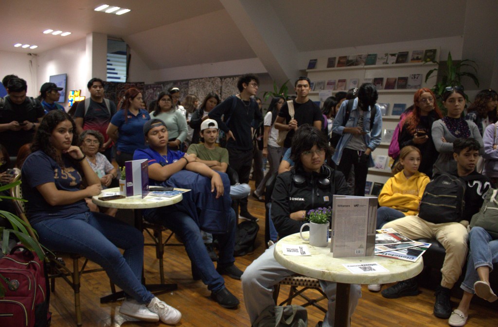 Asistentes en la presentación de los libros en la sección de la FUL "Café con autor"
