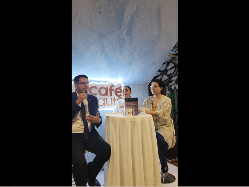 Presentación del libro. «Investigar la comunicación: estretegias prácticas para fomalizar un objeto de&nbsp;estudio»